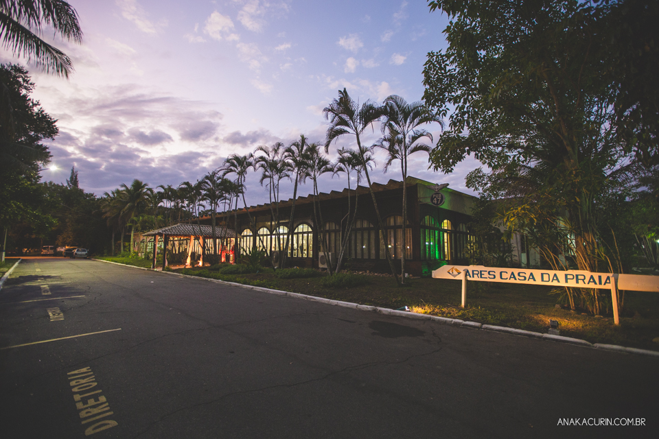 Casamento da noiva Érika e do noivo Leonardo, na Vila Militar de São Pedro da Aldeia. Fotografia por Ana Kacurin. Filmagem por Kim Derick Filmes.