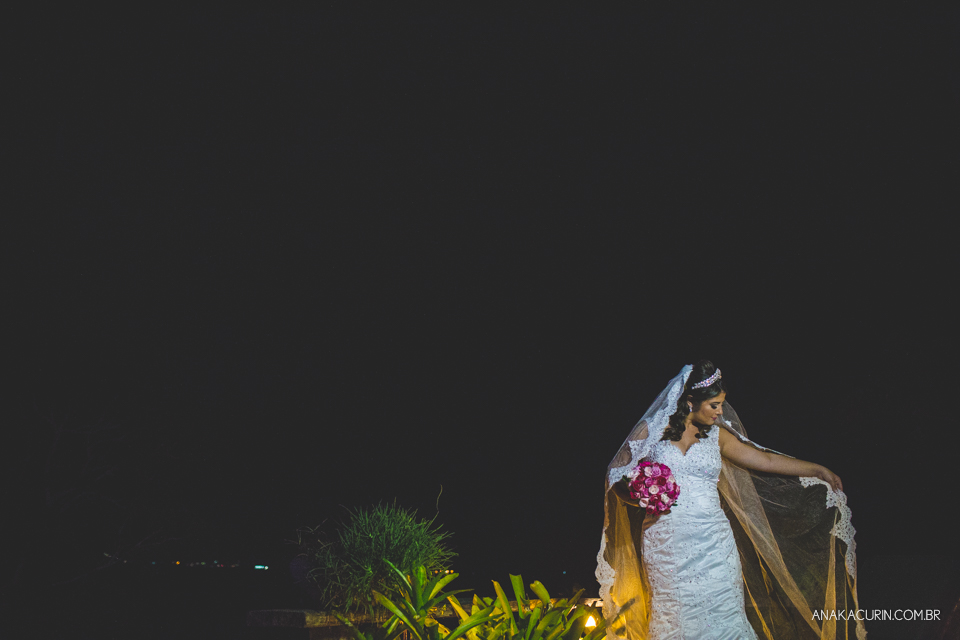 Casamento da noiva Érika e do noivo Leonardo, na Vila Militar de São Pedro da Aldeia. Fotografia por Ana Kacurin. Filmagem por Kim Derick Filmes.