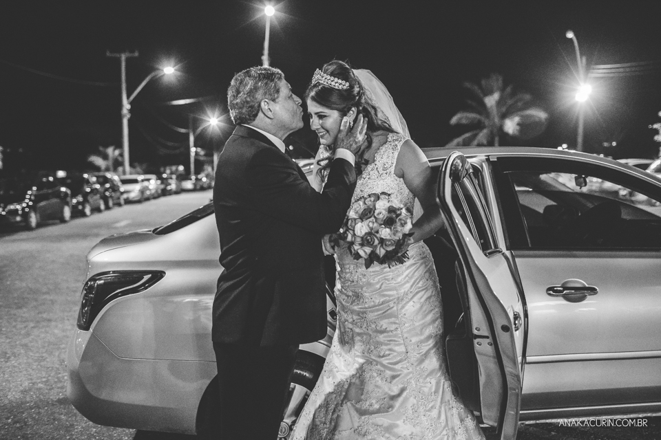 Casamento da noiva Érika e do noivo Leonardo, na Vila Militar de São Pedro da Aldeia. Fotografia por Ana Kacurin. Filmagem por Kim Derick Filmes.