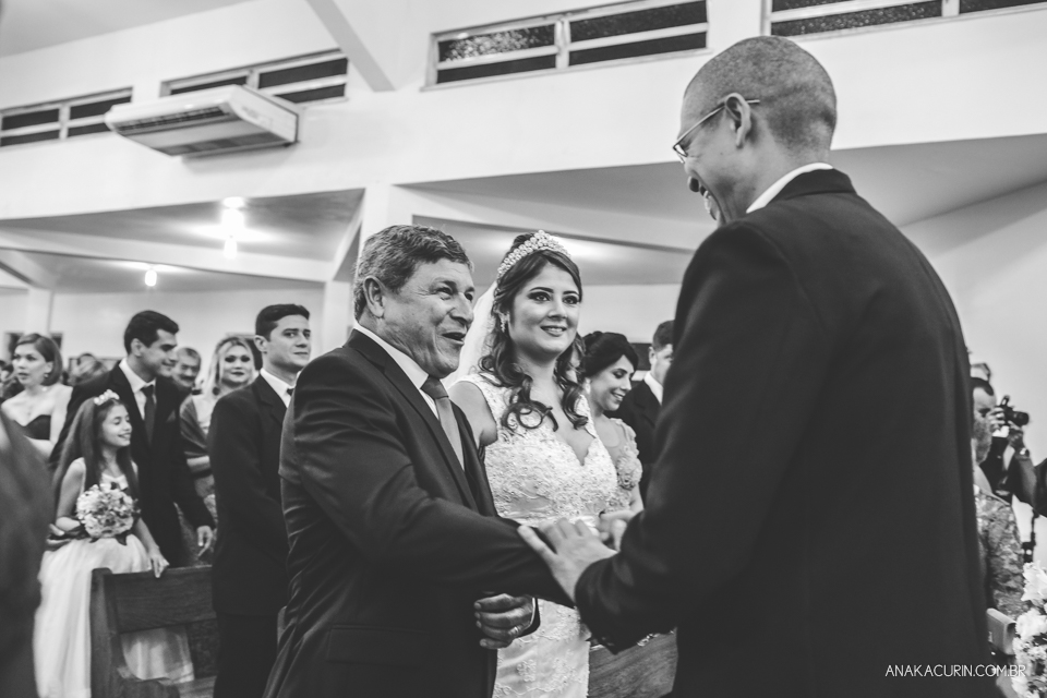 Casamento da noiva Érika e do noivo Leonardo, na Vila Militar de São Pedro da Aldeia. Fotografia por Ana Kacurin. Filmagem por Kim Derick Filmes.