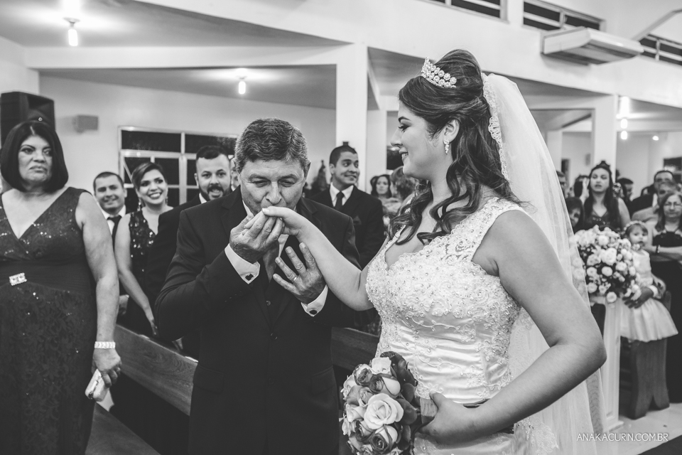 Casamento da noiva Érika e do noivo Leonardo, na Vila Militar de São Pedro da Aldeia. Fotografia por Ana Kacurin. Filmagem por Kim Derick Filmes.