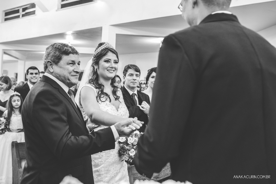 Casamento da noiva Érika e do noivo Leonardo, na Vila Militar de São Pedro da Aldeia. Fotografia por Ana Kacurin. Filmagem por Kim Derick Filmes.