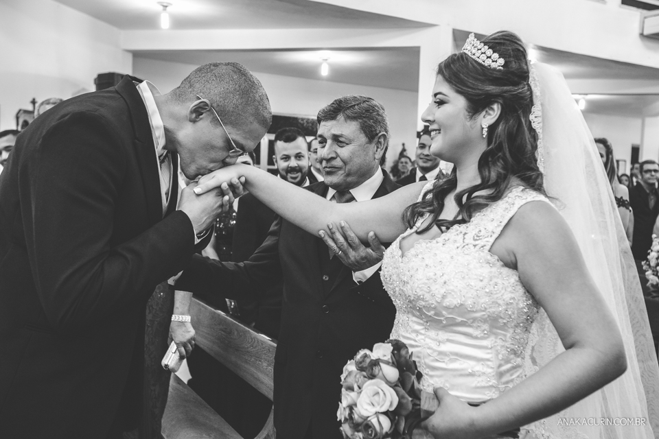 Casamento da noiva Érika e do noivo Leonardo, na Vila Militar de São Pedro da Aldeia. Fotografia por Ana Kacurin. Filmagem por Kim Derick Filmes.