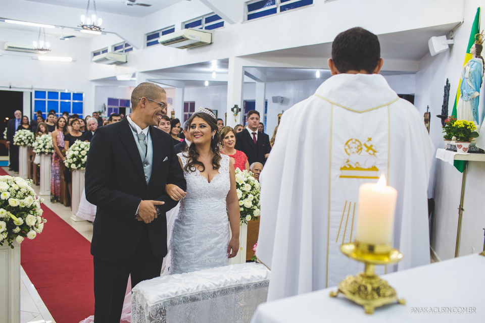 Casamento da noiva Érika e do noivo Leonardo, na Vila Militar de São Pedro da Aldeia. Fotografia por Ana Kacurin. Filmagem por Kim Derick Filmes.