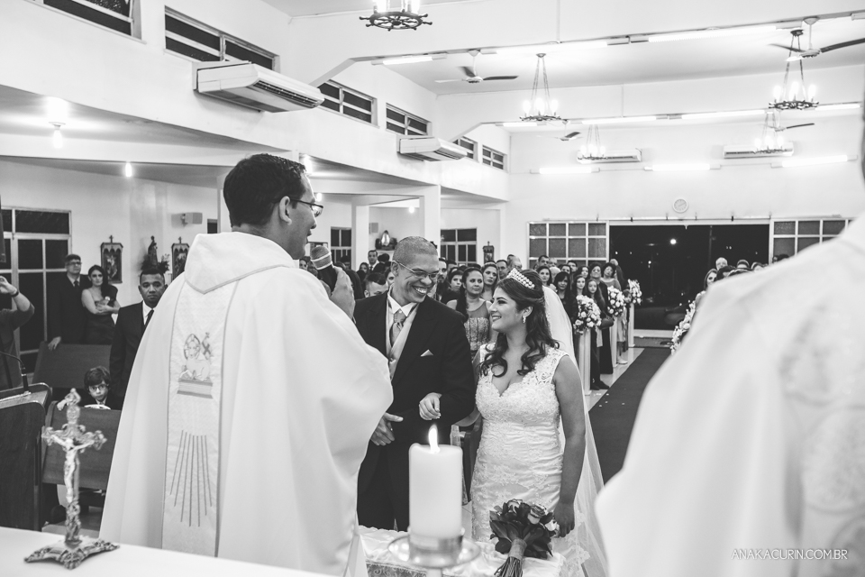 Casamento da noiva Érika e do noivo Leonardo, na Vila Militar de São Pedro da Aldeia. Fotografia por Ana Kacurin. Filmagem por Kim Derick Filmes.