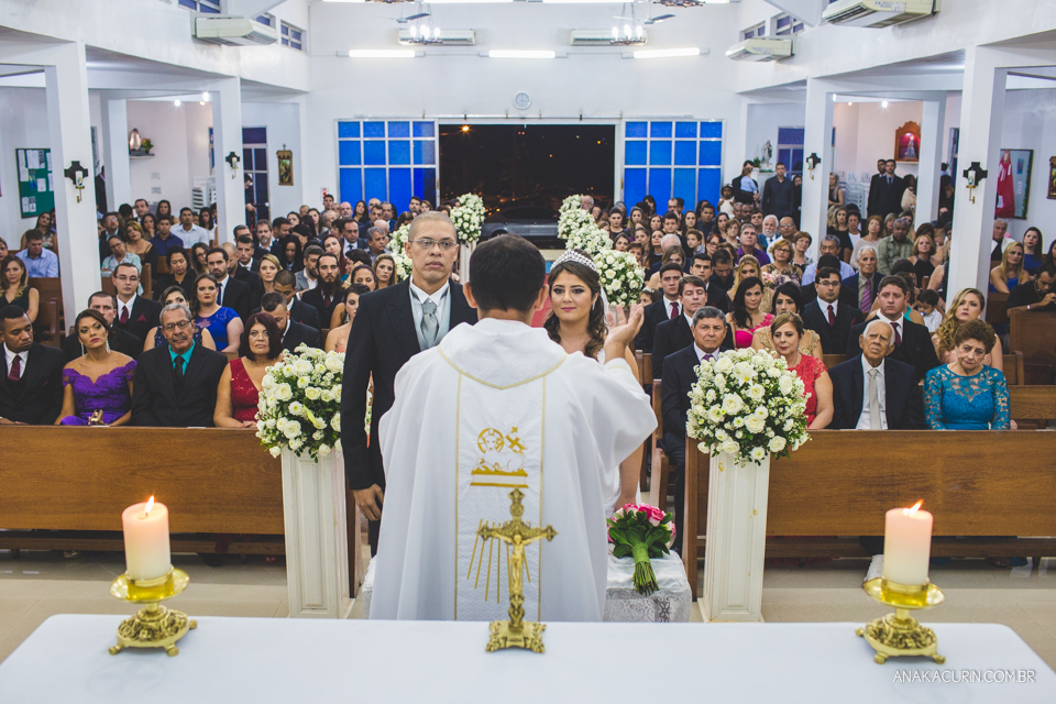 Casamento da noiva Érika e do noivo Leonardo, na Vila Militar de São Pedro da Aldeia. Fotografia por Ana Kacurin. Filmagem por Kim Derick Filmes.