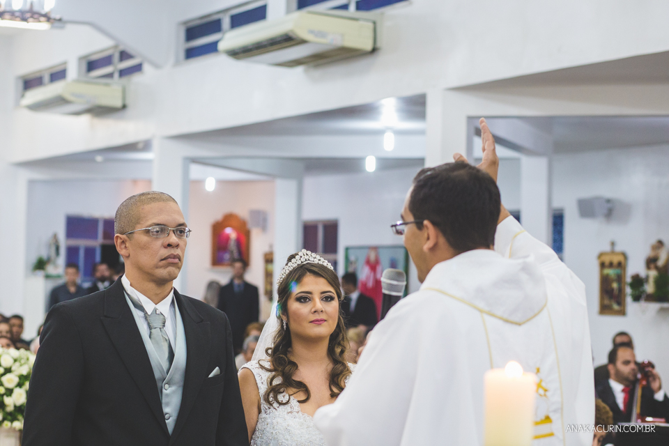 Casamento da noiva Érika e do noivo Leonardo, na Vila Militar de São Pedro da Aldeia. Fotografia por Ana Kacurin. Filmagem por Kim Derick Filmes.