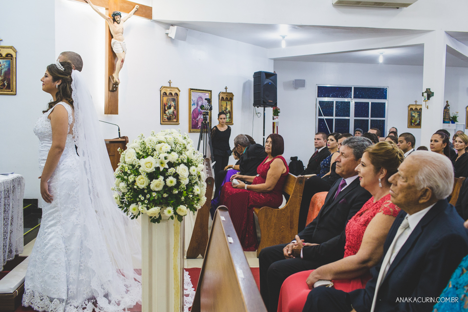 Casamento da noiva Érika e do noivo Leonardo, na Vila Militar de São Pedro da Aldeia. Fotografia por Ana Kacurin. Filmagem por Kim Derick Filmes.