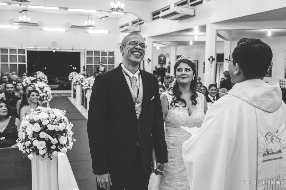 Casamento da noiva Érika e do noivo Leonardo, na Vila Militar de São Pedro da Aldeia. Fotografia por Ana Kacurin. Filmagem por Kim Derick Filmes.