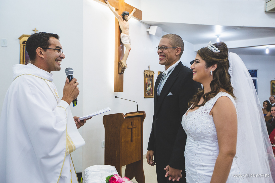 Casamento da noiva Érika e do noivo Leonardo, na Vila Militar de São Pedro da Aldeia. Fotografia por Ana Kacurin. Filmagem por Kim Derick Filmes.