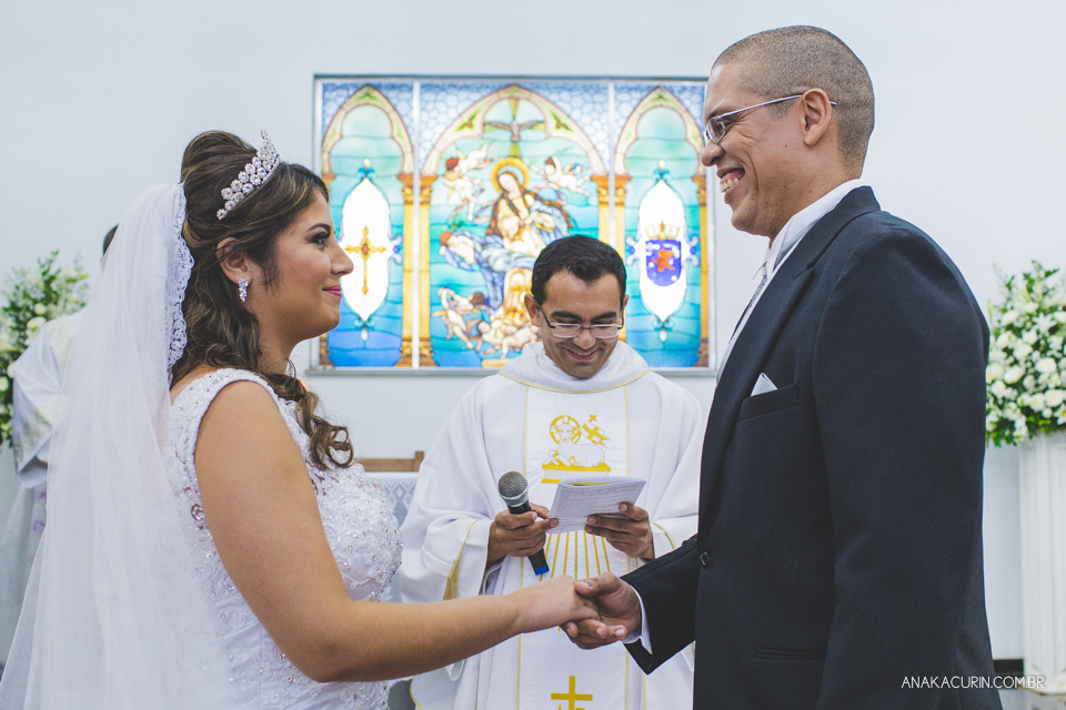 Casamento da noiva Érika e do noivo Leonardo, na Vila Militar de São Pedro da Aldeia. Fotografia por Ana Kacurin. Filmagem por Kim Derick Filmes.