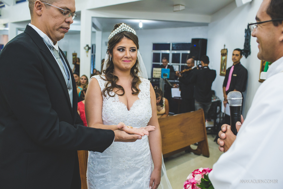 Casamento da noiva Érika e do noivo Leonardo, na Vila Militar de São Pedro da Aldeia. Fotografia por Ana Kacurin. Filmagem por Kim Derick Filmes.