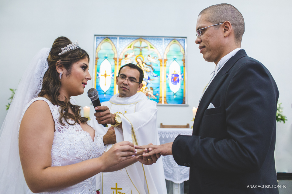 Casamento da noiva Érika e do noivo Leonardo, na Vila Militar de São Pedro da Aldeia. Fotografia por Ana Kacurin. Filmagem por Kim Derick Filmes.