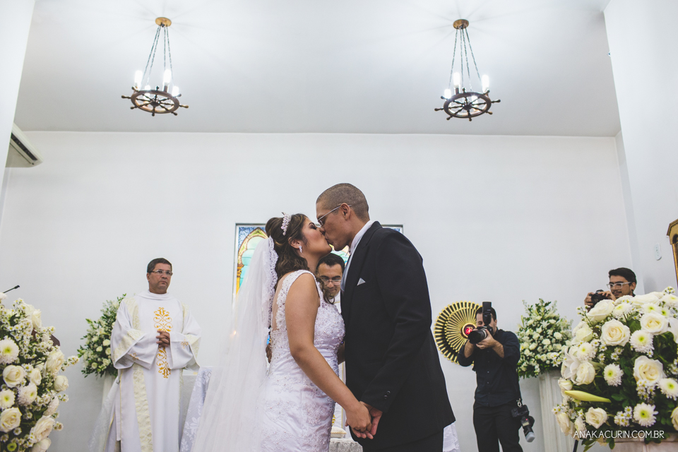 Casamento da noiva Érika e do noivo Leonardo, na Vila Militar de São Pedro da Aldeia. Fotografia por Ana Kacurin. Filmagem por Kim Derick Filmes.