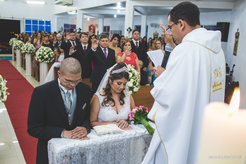 Casamento da noiva Érika e do noivo Leonardo, na Vila Militar de São Pedro da Aldeia. Fotografia por Ana Kacurin. Filmagem por Kim Derick Filmes.