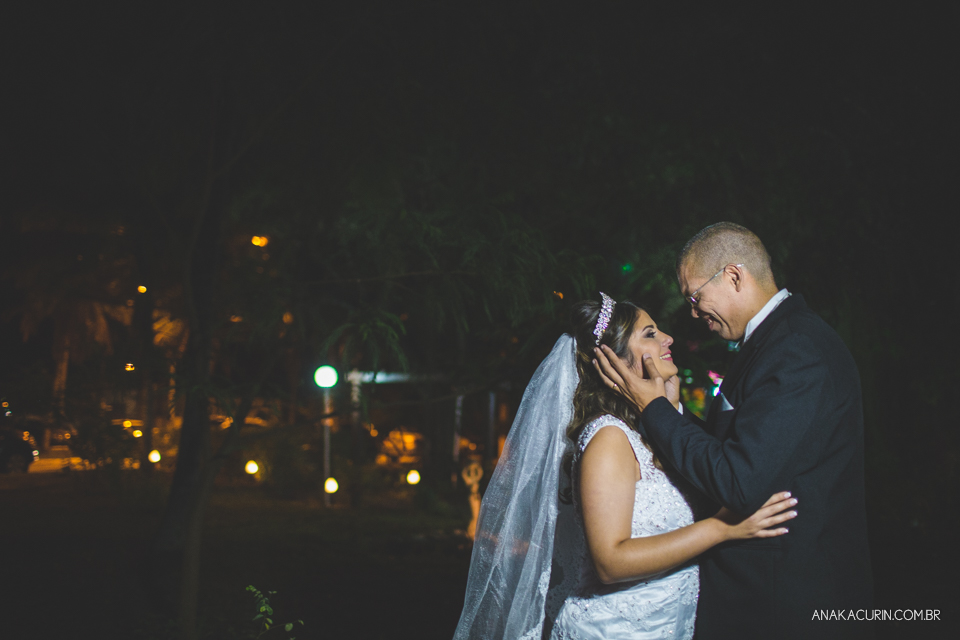 Casamento da noiva Érika e do noivo Leonardo, na Vila Militar de São Pedro da Aldeia. Fotografia por Ana Kacurin. Filmagem por Kim Derick Filmes.