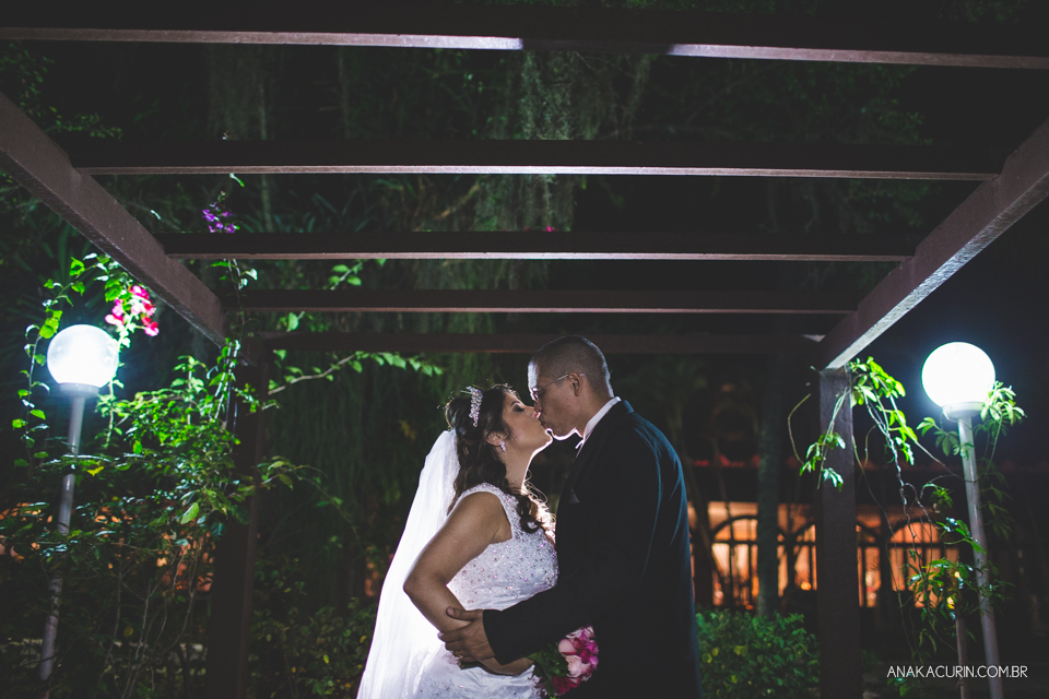 Casamento da noiva Érika e do noivo Leonardo, na Vila Militar de São Pedro da Aldeia. Fotografia por Ana Kacurin. Filmagem por Kim Derick Filmes.