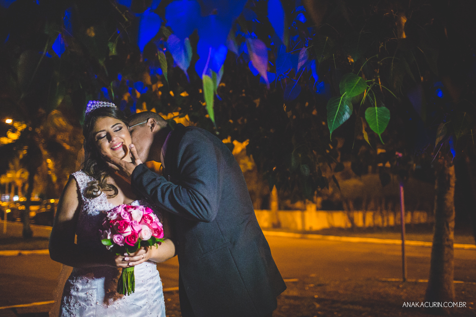 Casamento da noiva Érika e do noivo Leonardo, na Vila Militar de São Pedro da Aldeia. Fotografia por Ana Kacurin. Filmagem por Kim Derick Filmes.