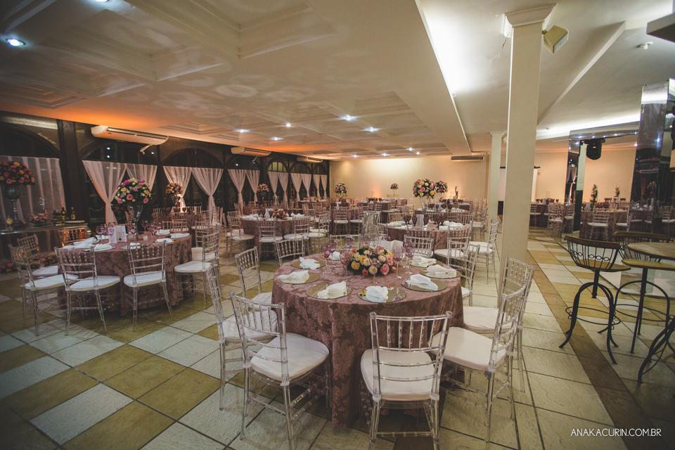 Casamento da noiva Érika e do noivo Leonardo, na Vila Militar de São Pedro da Aldeia. Fotografia por Ana Kacurin. Filmagem por Kim Derick Filmes.