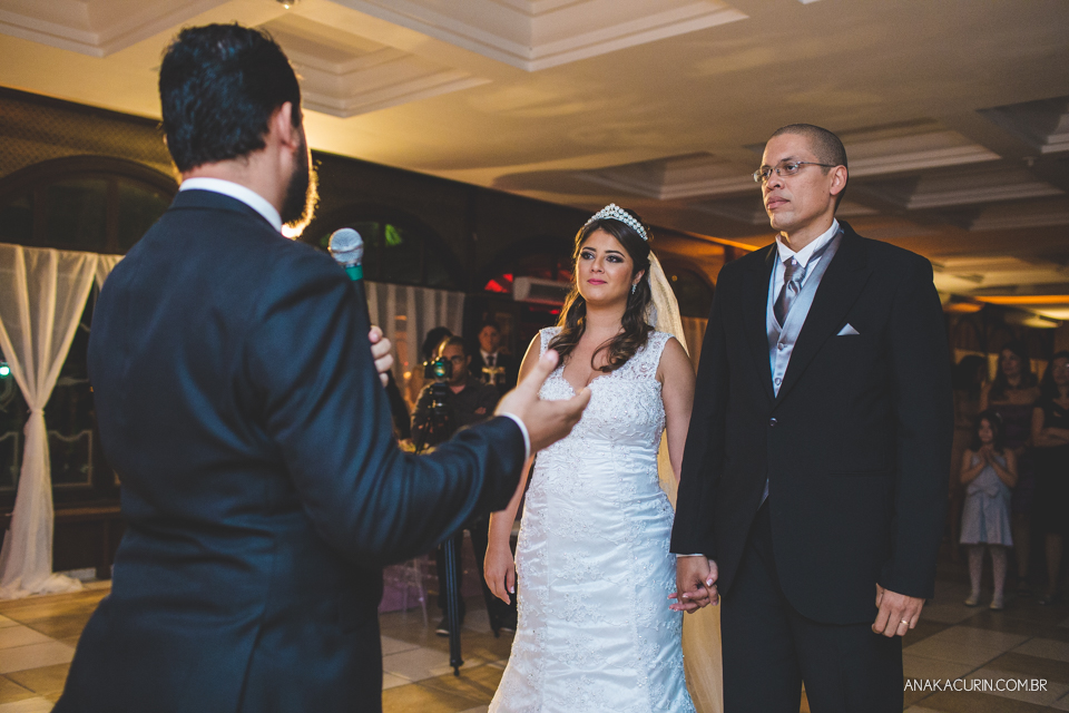 Casamento da noiva Érika e do noivo Leonardo, na Vila Militar de São Pedro da Aldeia. Fotografia por Ana Kacurin. Filmagem por Kim Derick Filmes.