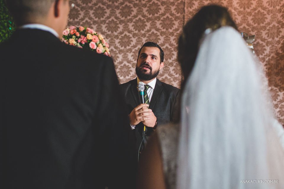 Casamento da noiva Érika e do noivo Leonardo, na Vila Militar de São Pedro da Aldeia. Fotografia por Ana Kacurin. Filmagem por Kim Derick Filmes.