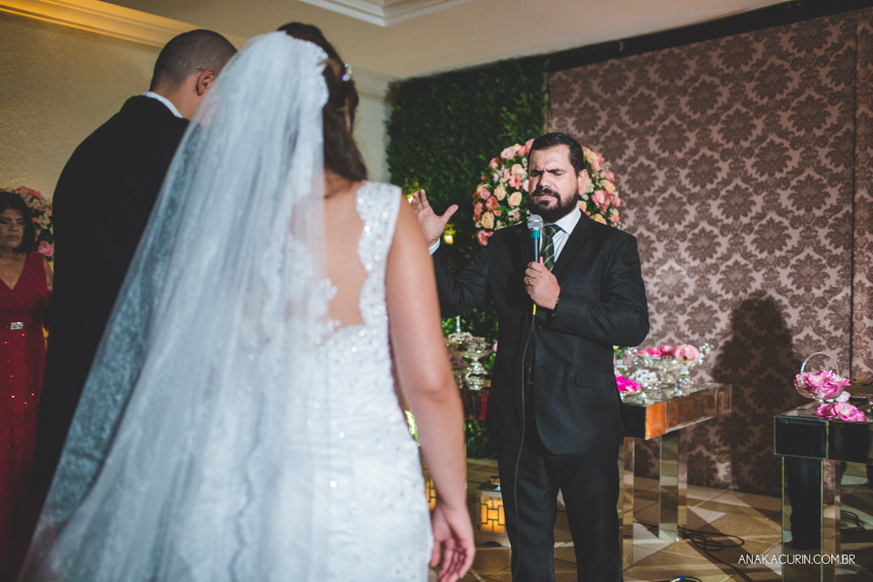 Casamento da noiva Érika e do noivo Leonardo, na Vila Militar de São Pedro da Aldeia. Fotografia por Ana Kacurin. Filmagem por Kim Derick Filmes.