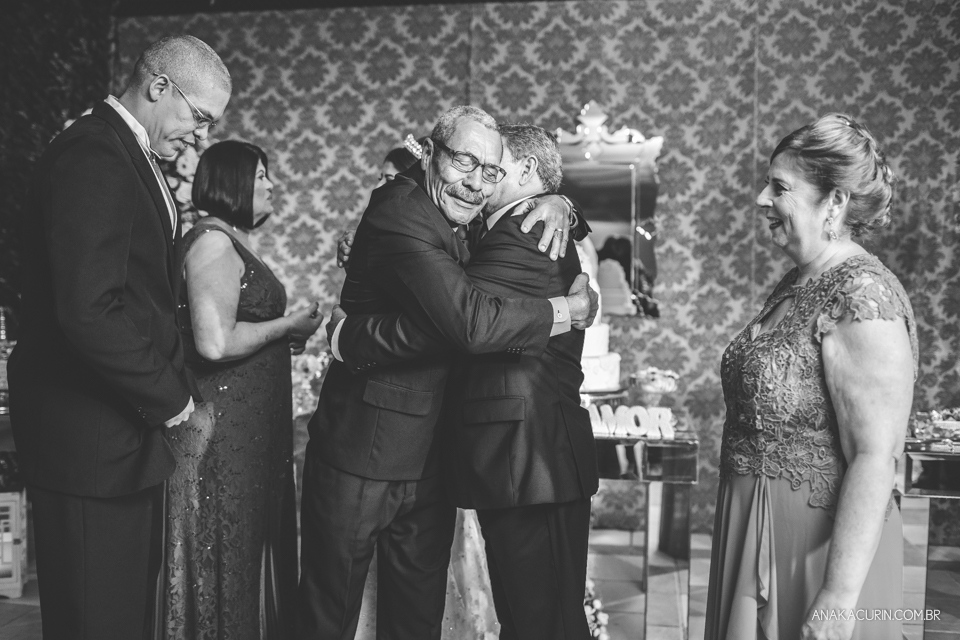 Casamento da noiva Érika e do noivo Leonardo, na Vila Militar de São Pedro da Aldeia. Fotografia por Ana Kacurin. Filmagem por Kim Derick Filmes.