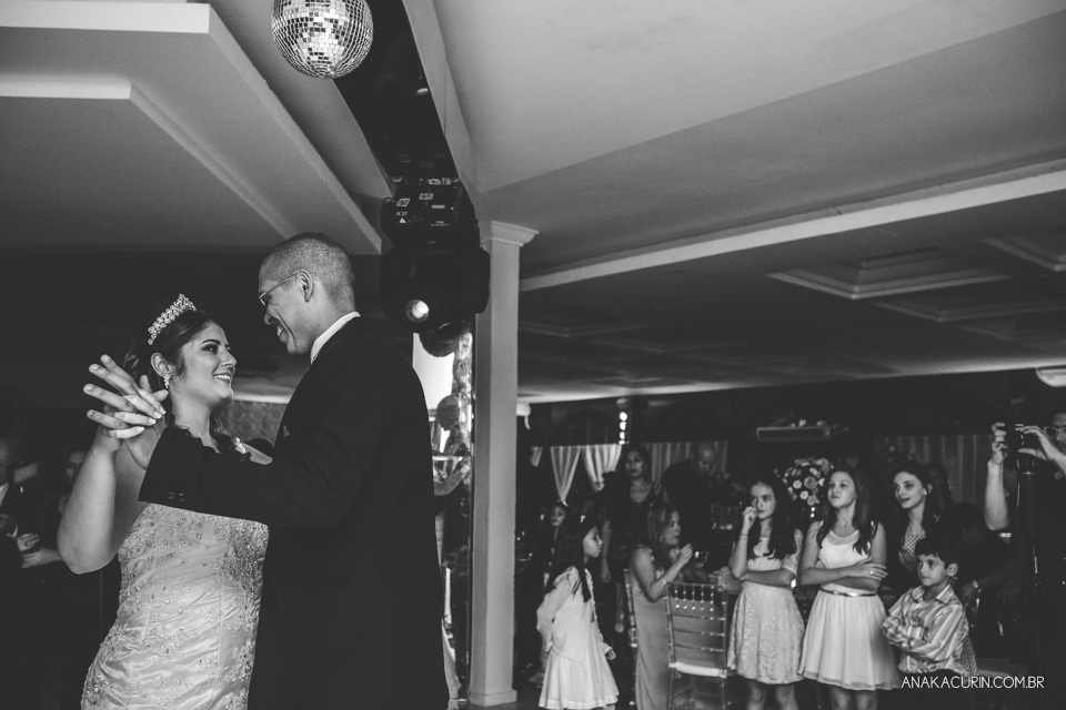 Casamento da noiva Érika e do noivo Leonardo, na Vila Militar de São Pedro da Aldeia. Fotografia por Ana Kacurin. Filmagem por Kim Derick Filmes.