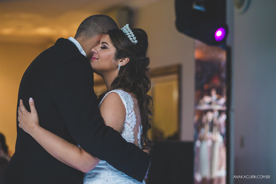 Casamento da noiva Érika e do noivo Leonardo, na Vila Militar de São Pedro da Aldeia. Fotografia por Ana Kacurin. Filmagem por Kim Derick Filmes.