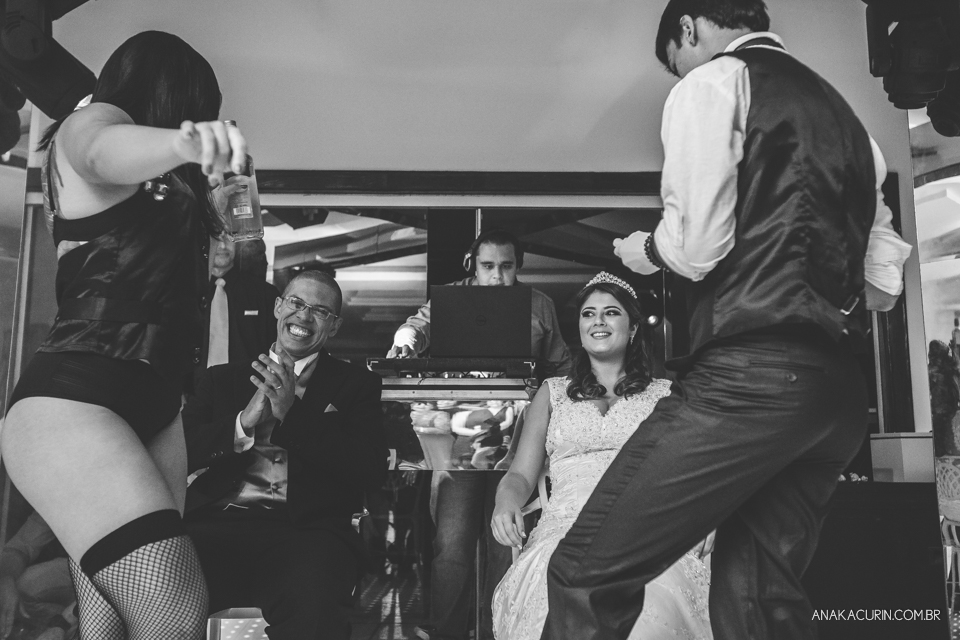 Casamento da noiva Érika e do noivo Leonardo, na Vila Militar de São Pedro da Aldeia. Fotografia por Ana Kacurin. Filmagem por Kim Derick Filmes.