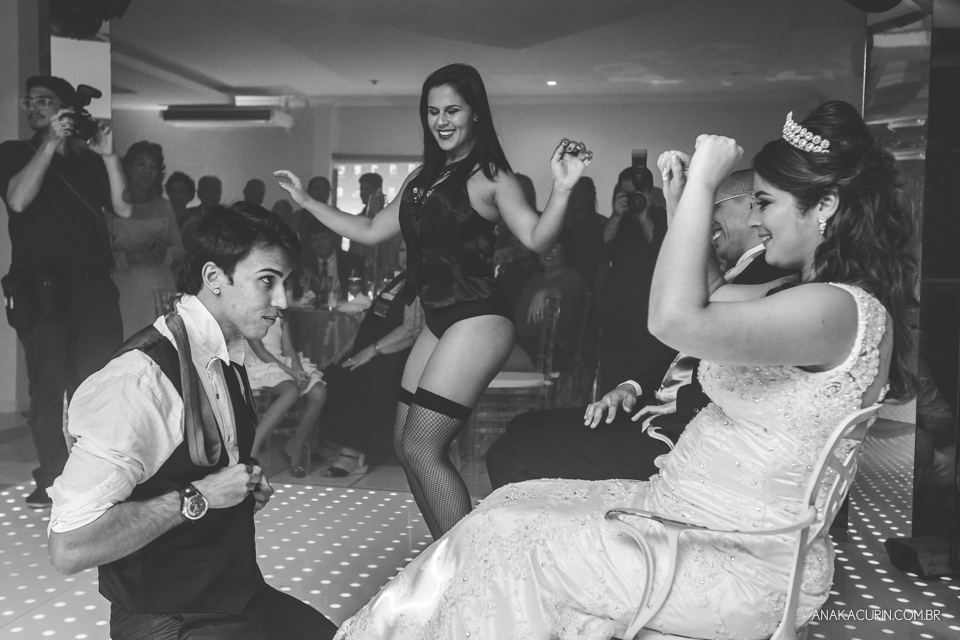 Casamento da noiva Érika e do noivo Leonardo, na Vila Militar de São Pedro da Aldeia. Fotografia por Ana Kacurin. Filmagem por Kim Derick Filmes.