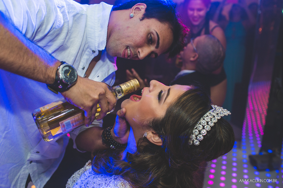 Casamento da noiva Érika e do noivo Leonardo, na Vila Militar de São Pedro da Aldeia. Fotografia por Ana Kacurin. Filmagem por Kim Derick Filmes.