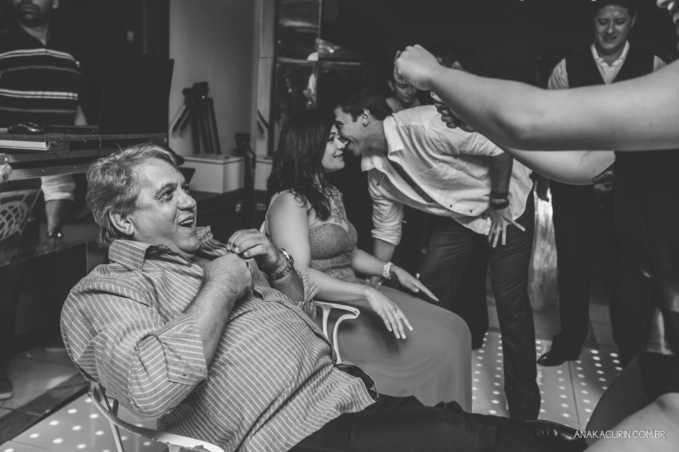 Casamento da noiva Érika e do noivo Leonardo, na Vila Militar de São Pedro da Aldeia. Fotografia por Ana Kacurin. Filmagem por Kim Derick Filmes.