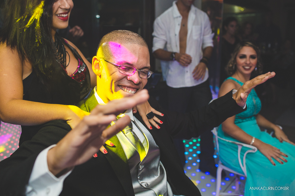 Casamento da noiva Érika e do noivo Leonardo, na Vila Militar de São Pedro da Aldeia. Fotografia por Ana Kacurin. Filmagem por Kim Derick Filmes.