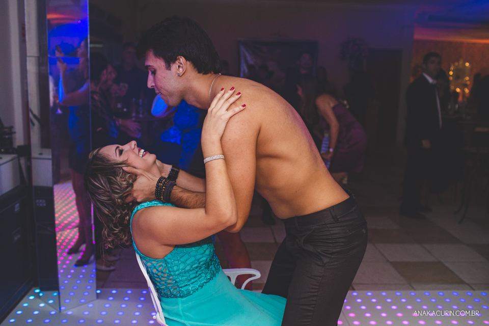 Casamento da noiva Érika e do noivo Leonardo, na Vila Militar de São Pedro da Aldeia. Fotografia por Ana Kacurin. Filmagem por Kim Derick Filmes.