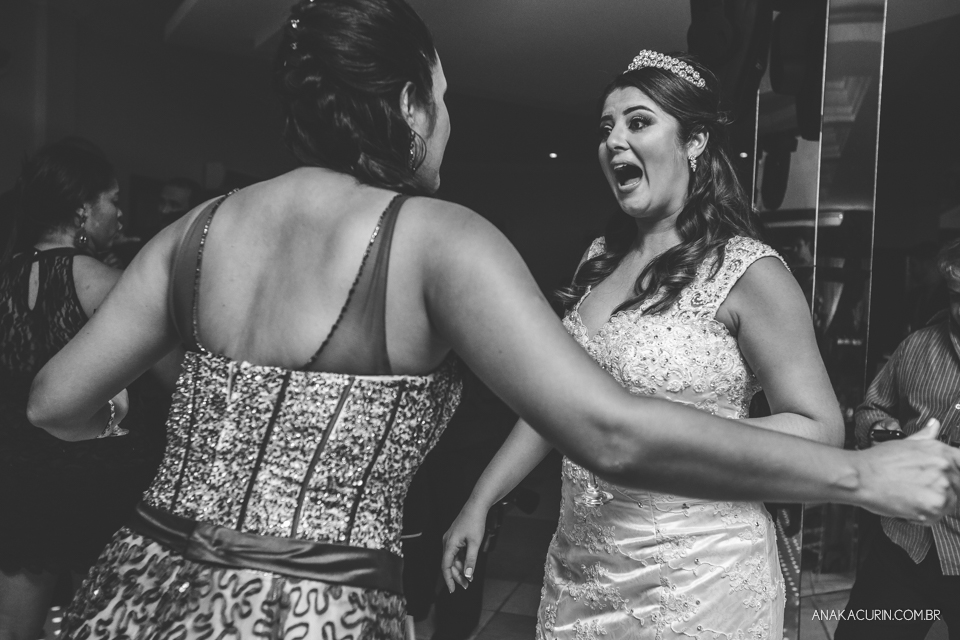 Casamento da noiva Érika e do noivo Leonardo, na Vila Militar de São Pedro da Aldeia. Fotografia por Ana Kacurin. Filmagem por Kim Derick Filmes.