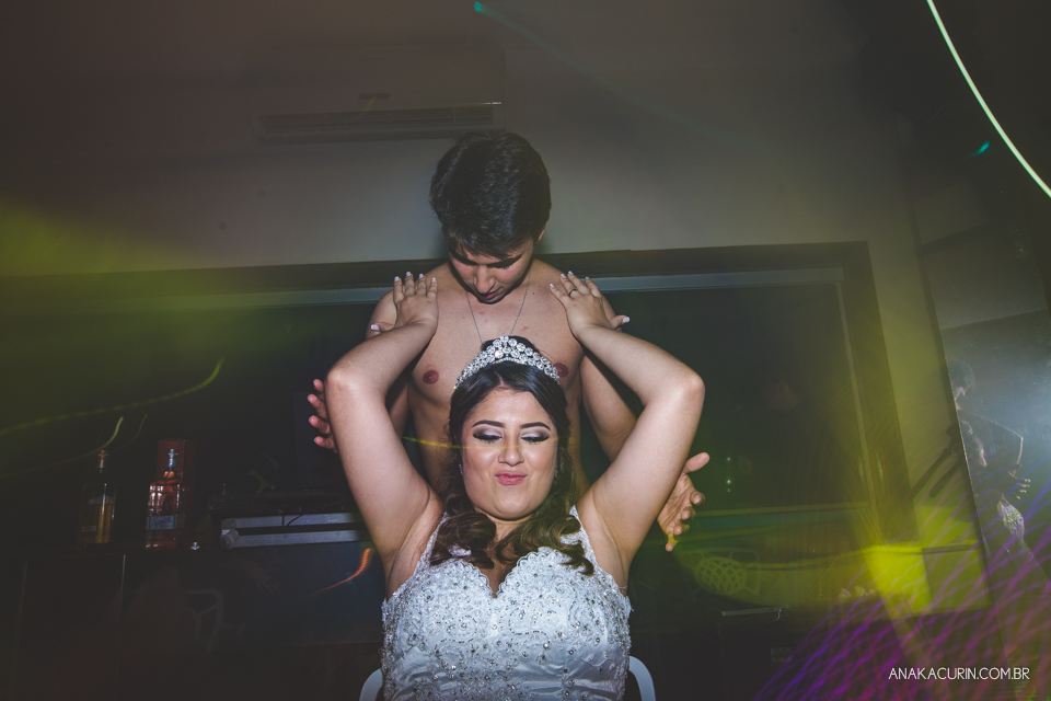 Casamento da noiva Érika e do noivo Leonardo, na Vila Militar de São Pedro da Aldeia. Fotografia por Ana Kacurin. Filmagem por Kim Derick Filmes.