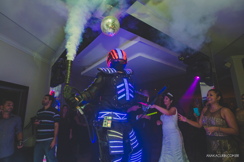 Casamento da noiva Érika e do noivo Leonardo, na Vila Militar de São Pedro da Aldeia. Fotografia por Ana Kacurin. Filmagem por Kim Derick Filmes.