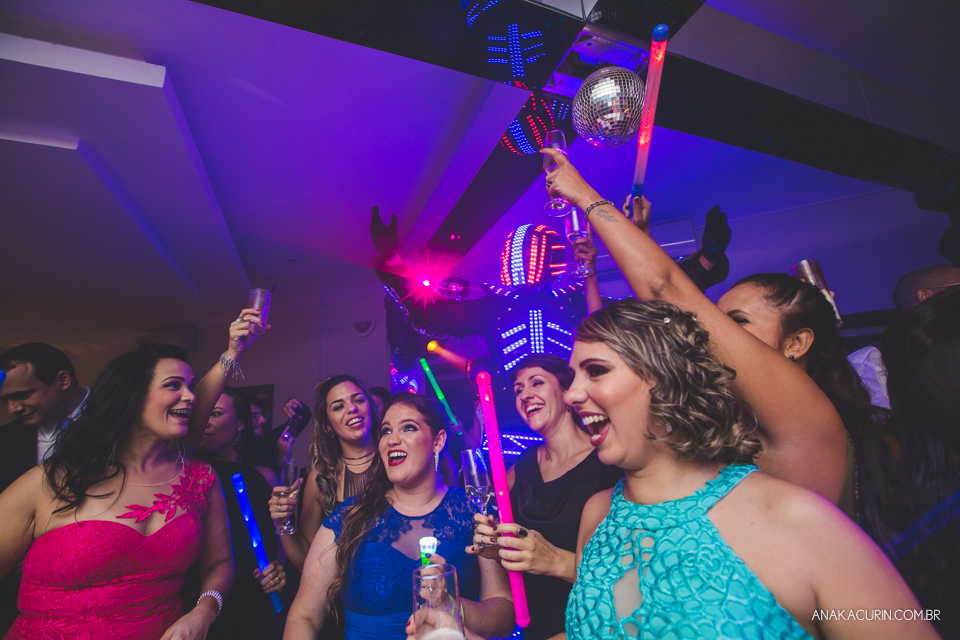 Casamento da noiva Érika e do noivo Leonardo, na Vila Militar de São Pedro da Aldeia. Fotografia por Ana Kacurin. Filmagem por Kim Derick Filmes.