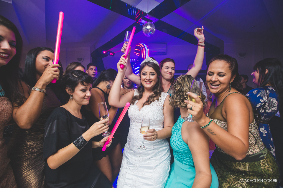 Casamento da noiva Érika e do noivo Leonardo, na Vila Militar de São Pedro da Aldeia. Fotografia por Ana Kacurin. Filmagem por Kim Derick Filmes.