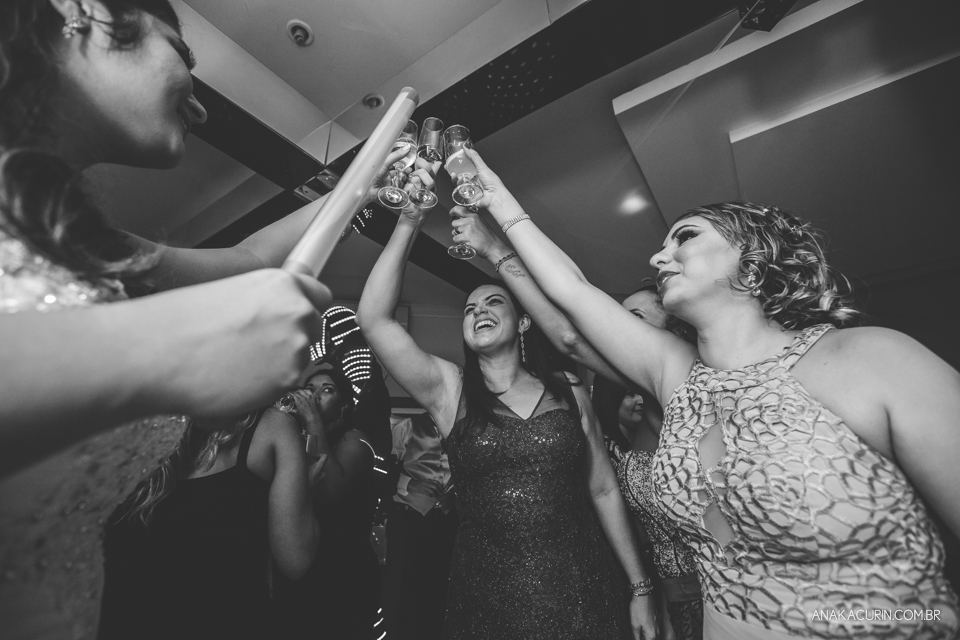 Casamento da noiva Érika e do noivo Leonardo, na Vila Militar de São Pedro da Aldeia. Fotografia por Ana Kacurin. Filmagem por Kim Derick Filmes.