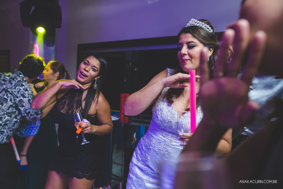 Casamento da noiva Érika e do noivo Leonardo, na Vila Militar de São Pedro da Aldeia. Fotografia por Ana Kacurin. Filmagem por Kim Derick Filmes.