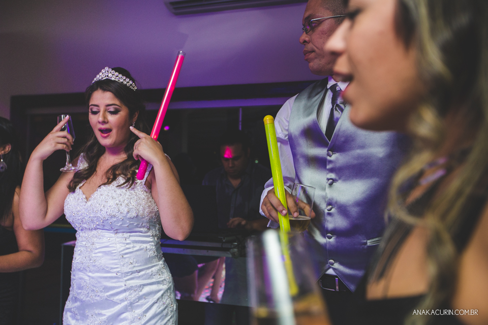 Casamento da noiva Érika e do noivo Leonardo, na Vila Militar de São Pedro da Aldeia. Fotografia por Ana Kacurin. Filmagem por Kim Derick Filmes.