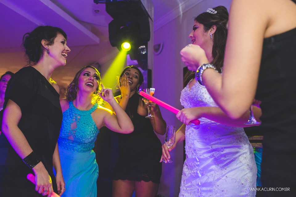 Casamento da noiva Érika e do noivo Leonardo, na Vila Militar de São Pedro da Aldeia. Fotografia por Ana Kacurin. Filmagem por Kim Derick Filmes.