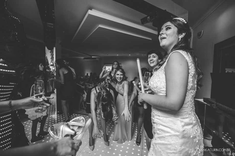 Casamento da noiva Érika e do noivo Leonardo, na Vila Militar de São Pedro da Aldeia. Fotografia por Ana Kacurin. Filmagem por Kim Derick Filmes.