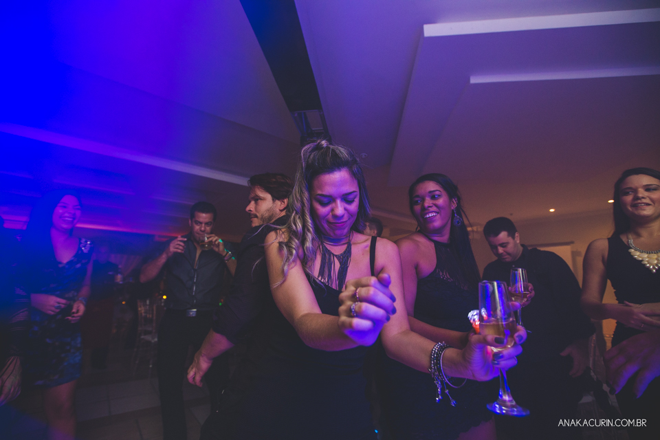 Casamento da noiva Érika e do noivo Leonardo, na Vila Militar de São Pedro da Aldeia. Fotografia por Ana Kacurin. Filmagem por Kim Derick Filmes.