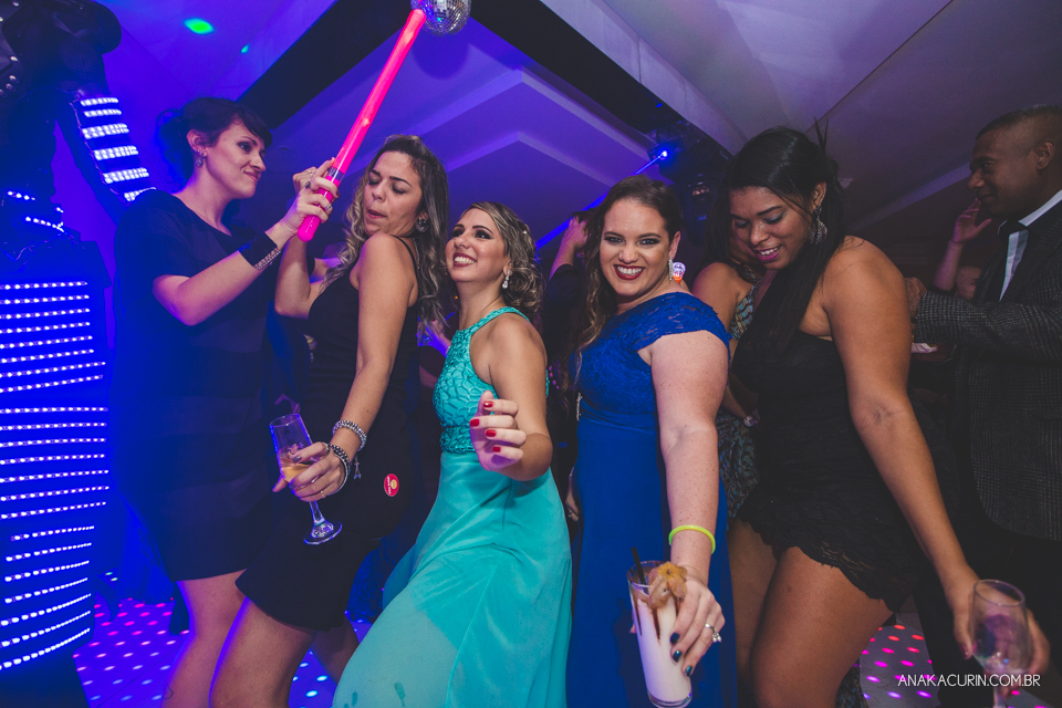 Casamento da noiva Érika e do noivo Leonardo, na Vila Militar de São Pedro da Aldeia. Fotografia por Ana Kacurin. Filmagem por Kim Derick Filmes.