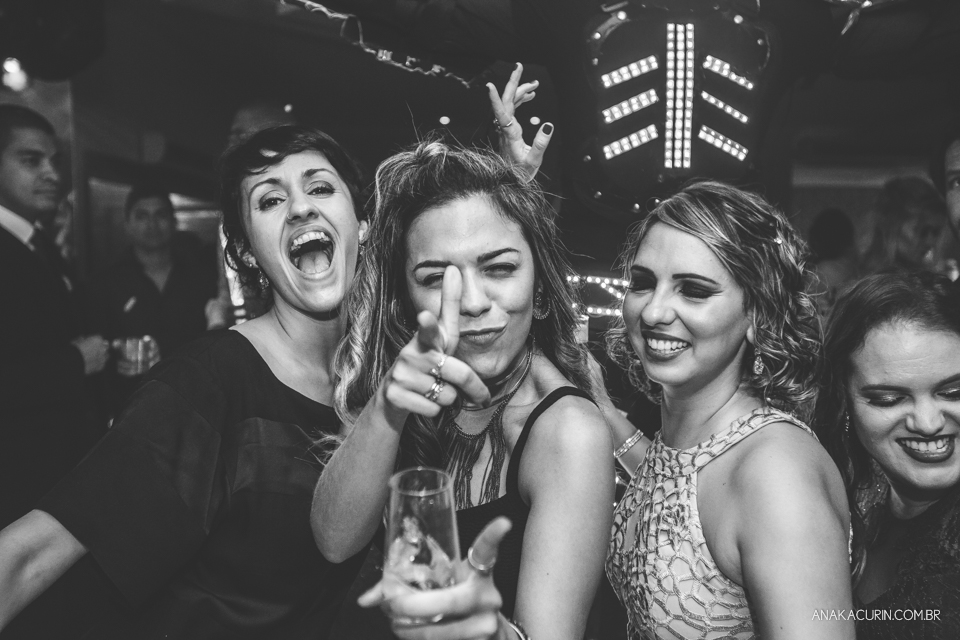 Casamento da noiva Érika e do noivo Leonardo, na Vila Militar de São Pedro da Aldeia. Fotografia por Ana Kacurin. Filmagem por Kim Derick Filmes.