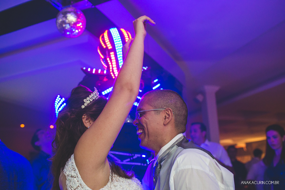 Casamento da noiva Érika e do noivo Leonardo, na Vila Militar de São Pedro da Aldeia. Fotografia por Ana Kacurin. Filmagem por Kim Derick Filmes.