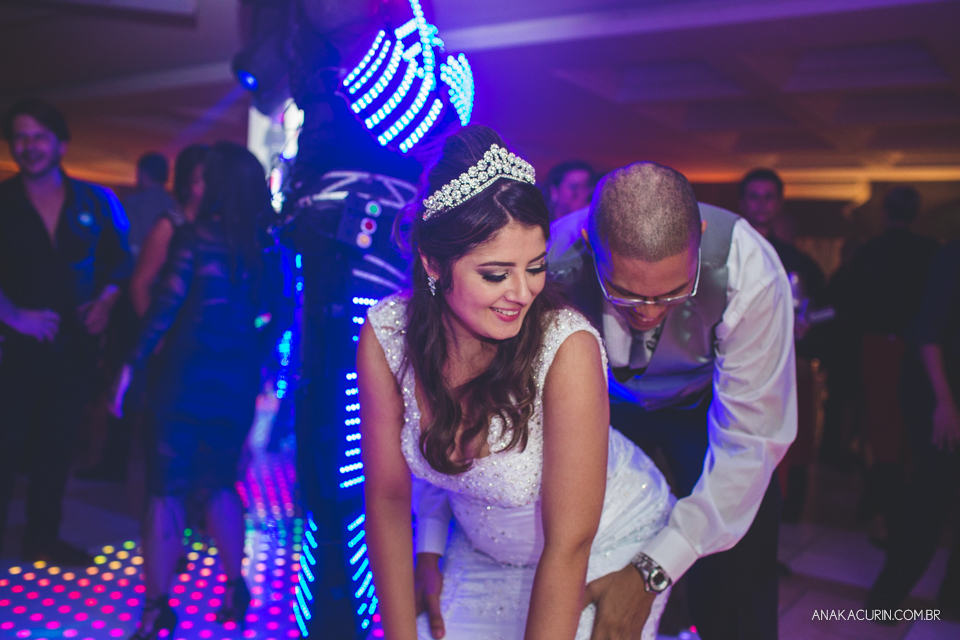 Casamento da noiva Érika e do noivo Leonardo, na Vila Militar de São Pedro da Aldeia. Fotografia por Ana Kacurin. Filmagem por Kim Derick Filmes.